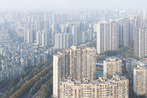 Exempel på en stadsbild som Wang Shu är kritisk mot när mängder av höghus trängs ihop på små ytor. "Det är en stadsplanering som får människor att känna sig små", säger han. Bilden är från hans nuvarande hemstad Hangzhou. Foto: Iwan Baan.
