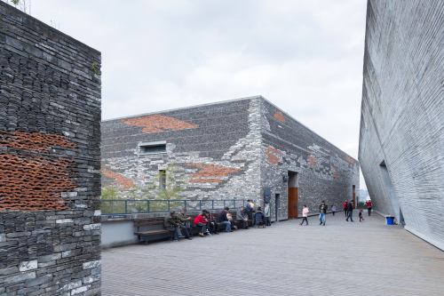 Till fasaderna på Historiska museet i Ningbo har Wang Shu helt och hållet återanvänt tegel från de rivna byar som fick ge plats för museet och stadens nya finansdistrikt. Foto: Iwan Baan